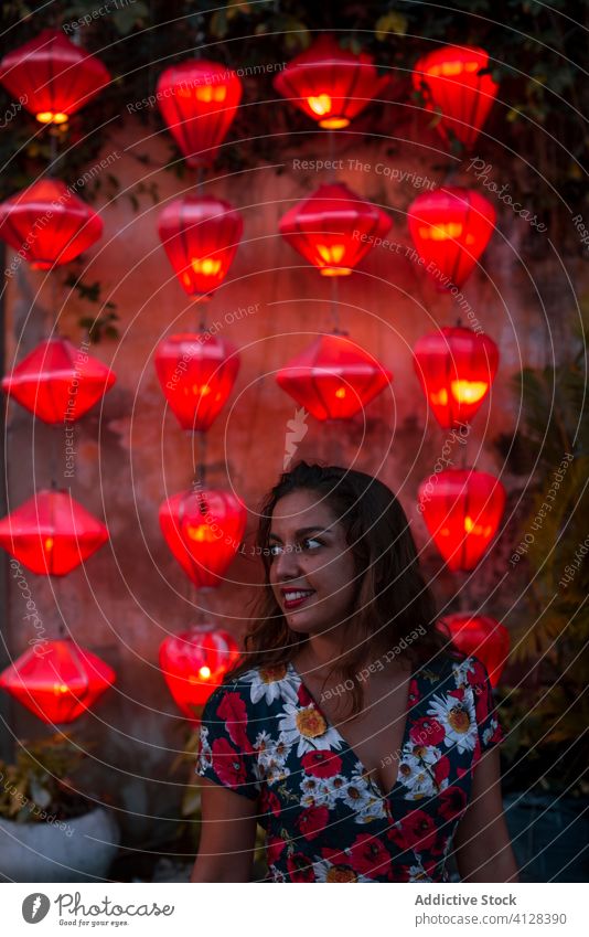 Lächelnde Frau in der Nähe von asiatischen Laternen am Abend leuchten Straße hängen reisen schlendern Vietnam Asien ethnisch Dekoration & Verzierung Tradition