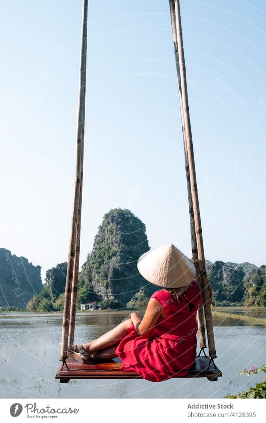 Reisende Frau auf Schaukel in der Nähe des Sees pendeln Tourist Landschaft erstaunlich bewundern reisen Wasser Felsen Vietnam Asien Tourismus Reisender