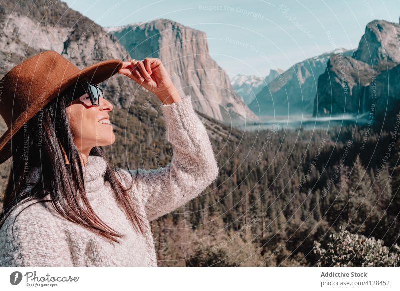 Glückliche Frau genießt sonnigen Tag in den Bergen Berge u. Gebirge reisen sich[Akk] entspannen genießen Wald yosemite Park Klippe Saum sitzen Felsen Stein