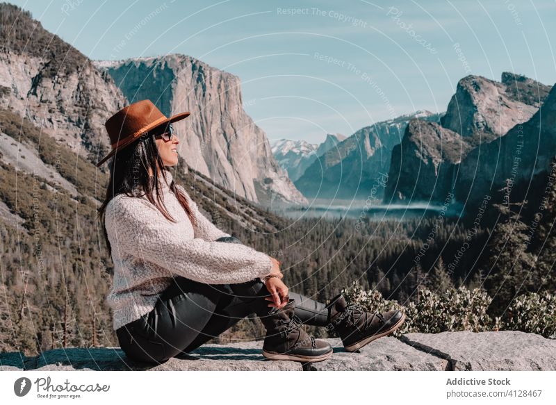 Glückliche Frau genießt sonnigen Tag in den Bergen Berge u. Gebirge reisen sich[Akk] entspannen genießen Wald yosemite Park Klippe Saum sitzen Felsen Stein