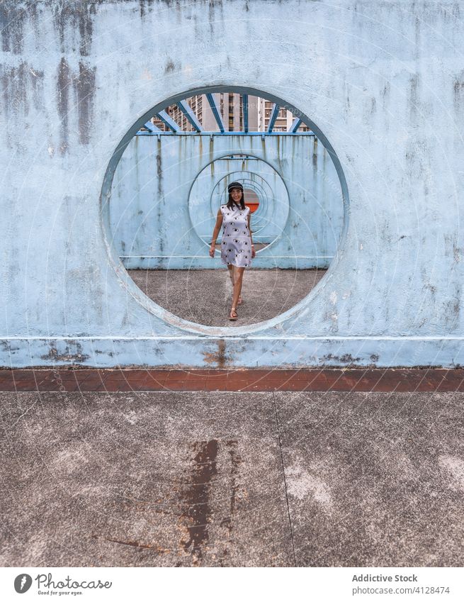 Frau in der Nähe von Mauern mit Tunnel in Hongkong Wand Stollen Durchgang laufen Straße Installation Großstadt ungewöhnlich kreativ Sommer shek kip mei