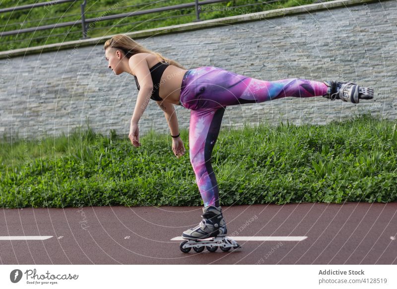 Sportliche Frau auf Rollschuhen auf dem Fahrradweg Rollerblade Schlittschuh Park Weg Bewegung Gleichgewicht Sportbekleidung unterhalten sportlich Straße aktiv