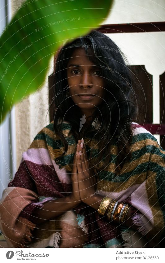 Ethnische heilige Frau mit Namaste-Geste Sprit gestikulieren ethnisch Ritual Windstille ruhig Porträt positiv Schamane Religion Kultur Tradition jung Anbetung