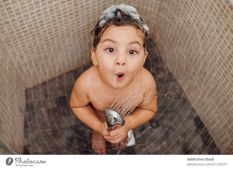 Süßer Junge singt zu Hause unter der Dusche singen Bad wenig schäumen Lächeln Kind niedlich Spaß haben heimwärts heiter Inhalt Freude positiv froh Glück