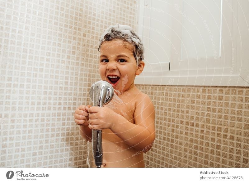 Süßer Junge singt zu Hause unter der Dusche singen Bad wenig schäumen Lächeln Kind niedlich Spaß haben heimwärts heiter Inhalt Freude positiv froh Glück Hygiene