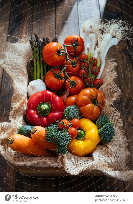 Holzkiste mit frischem, buntem Gemüse und Kräutern auf rustikalem Holzboden Kasten Kraut Ernte sortiert Kiste reif Lebensmittel Ernährung Vitamin Mahlzeit