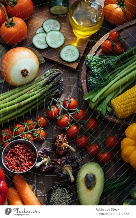 Vielfalt an frischem, gesundem Essen, bestehend aus schmackhaftem, frischem Gemüse, Beeren und Kräutern auf einem rustikalen Holztisch Ernte Lebensmittel Erdöl