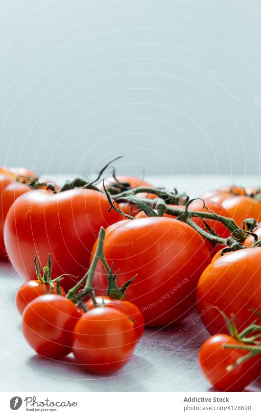 Frische reife große und kleine Tomaten auf dem Tisch Ernte Lebensmittel Mahlzeit frisch Vorbau Porree Kirsche Gesundheit rot Ernährung Vitamin Paprika Ackerbau