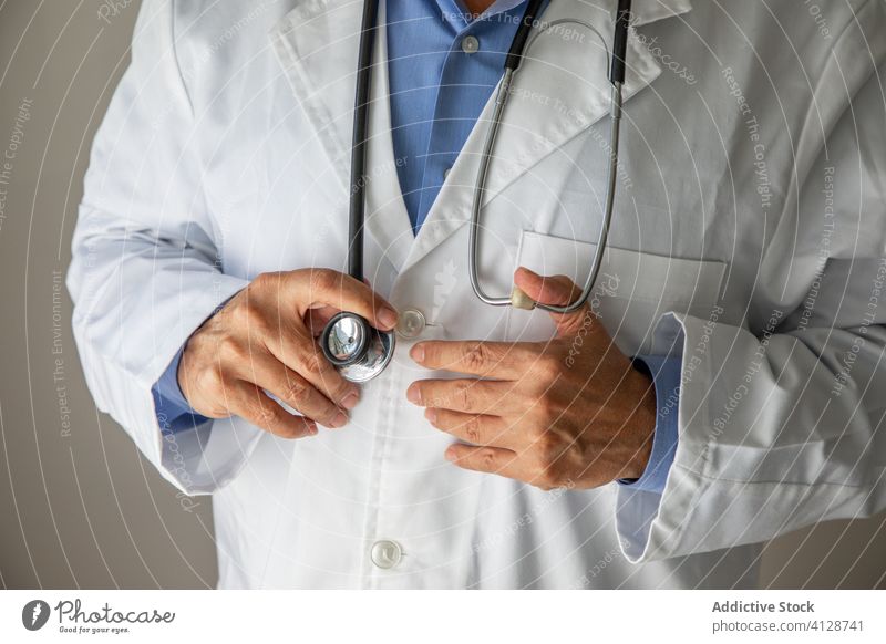 Männlicher Therapeut mit Stethoskop in der Klinik während der Coronavirus-Pandemie Arzt Mann Medizin Spezialist Gesundheitswesen Krankenhaus medizinisch Kleid
