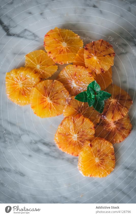 Leckere Orangenscheiben und -schalen auf dem Teller orange sich[Akk] schälen Scheibe frisch Zitrusfrüchte Zellstoff Speise Küche Frucht Tisch Dessert Snack