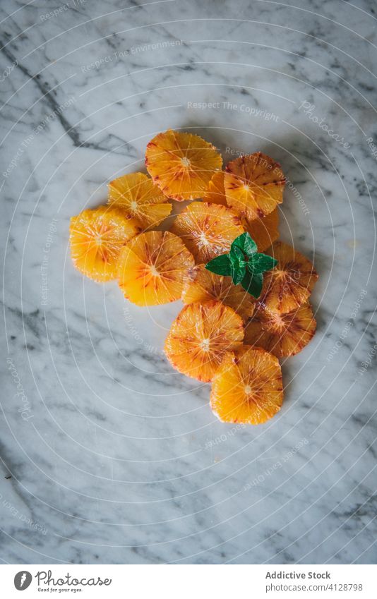 Leckere Orangenscheiben und -schalen auf dem Teller orange sich[Akk] schälen Scheibe frisch Zitrusfrüchte Zellstoff Speise Küche Frucht Tisch Dessert Snack