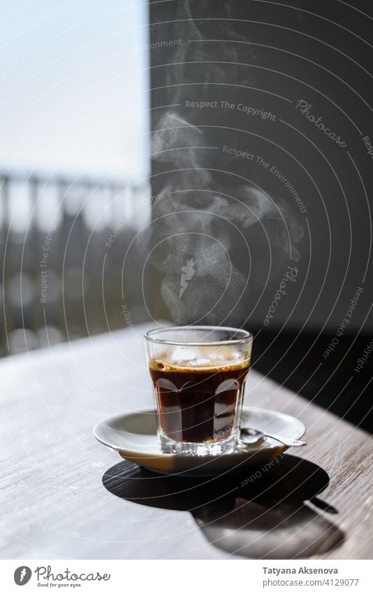 Glas schwarzer Kaffee Espresso heiß Tasse trinken Morgen Frühstück Verdunstung Tisch Getränk Café Koffein braun dunkel frisch duftend Erfrischung Geschmack