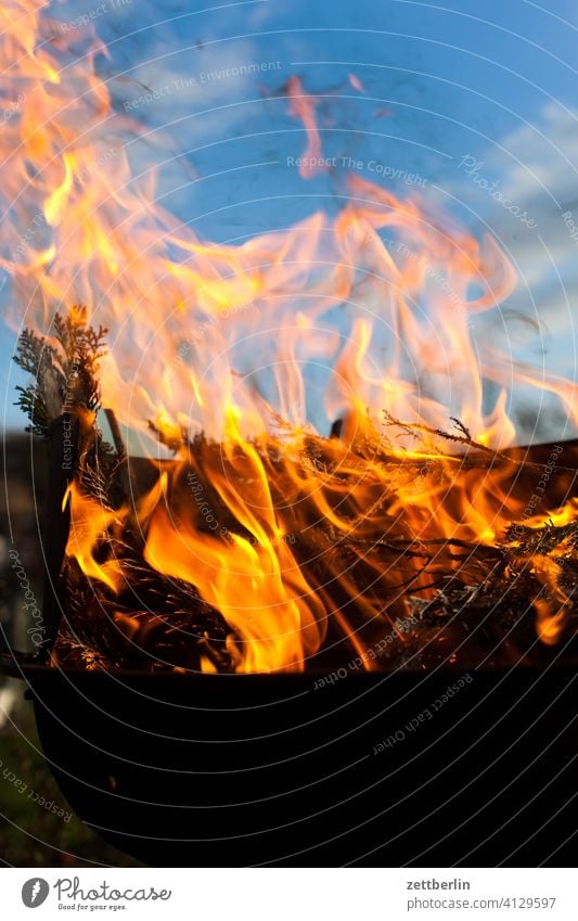 Lodernde Flamme asche brennen feuer feuerschale feuerwehr flamme gefahr gefährlich glut heiß hitze lodern osterfeuer verbrennen verbrennung versicherung himmel