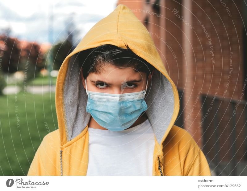trauriges und wütendes Kind mit chirurgischer Schutzmaske Coronavirus Virus Seuche Pandemie nachdenklich Chirurgische Schutzmaske Quarantäne covid-19 Symptom