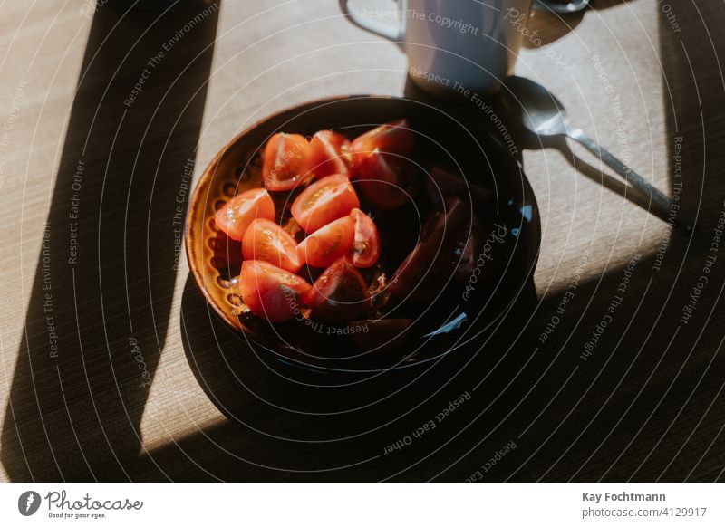Foto von geschnittenen Tomaten auf einem Teller Amuse-Gueule Nahaufnahme lecker Lebensmittel frisch Frische Gesundheit heimwärts im Innenbereich Mittagessen
