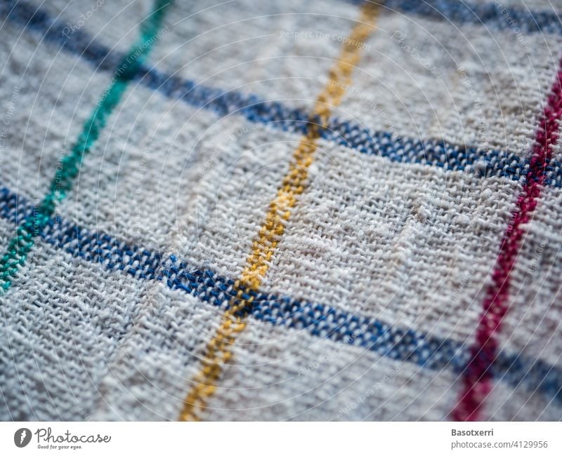 Makroaufnahme von einem klassischen weissen Küchentuch mit Muster aus blauen, roten und grünen Linien kochen Tuch gewebt Stoff weiß hell Nahaufnahme