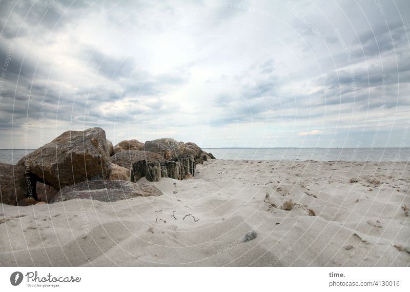 Häufchenbildung steine sand strand ostsee meer wasser horizont himmel erholung wolken uneben oberfläche Buhne Wellenbrecher Findlinge küste bedeckt baustoffe
