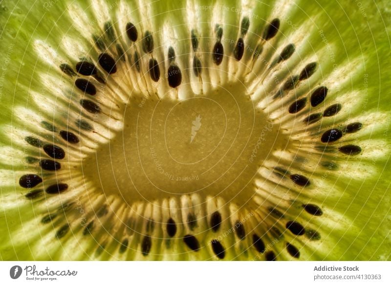 Eine halbe frische Kiwi mit Kernen reif Frucht Hälfte sich[Akk] schälen Fussel Samen grün hell Vitamin Veganer Vegetarier natürlich Lebensmittel süß organisch
