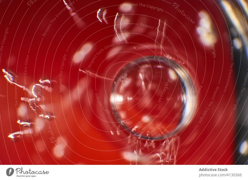 Blase auf leuchtend rotem Getränk Schaumblase Schwimmer Glas durchsichtig hell Oberfläche Textur Hintergrund lebhaft Tasse trinken liquide pulsierend