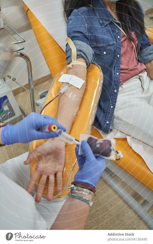 Frau beim Blutspenden im medizinischen Zentrum schenken Spender Krankenpfleger Tasche Transfusion Hämatologie Gerät abholen Katheter Selbstlosigkeit Hand