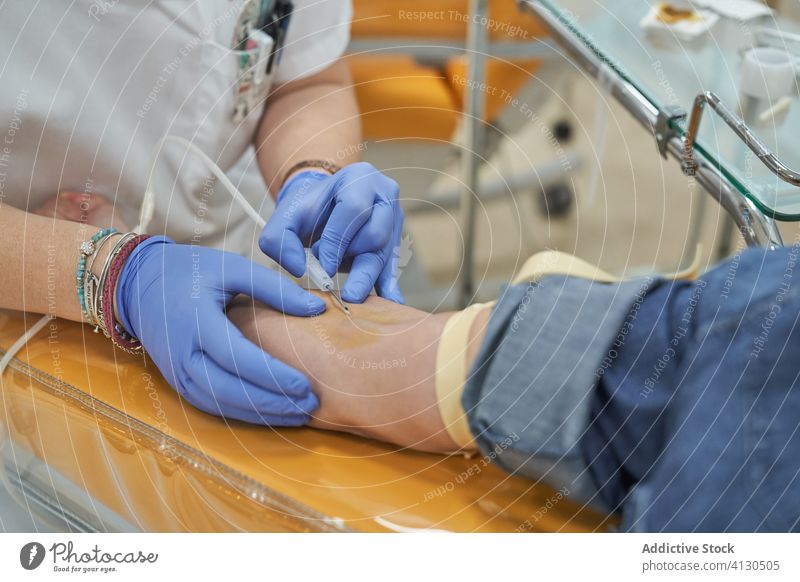 Krankenschwester injiziert dem Patienten während der Bluttransfusion einen Katheter schenken Spender Krankenpfleger Einspritzung medizinisch Frau Transfusion