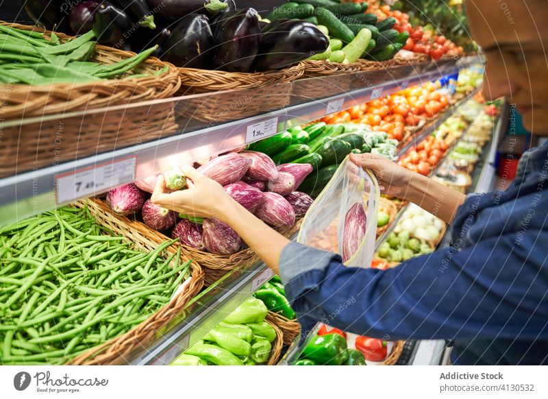 Mädchen kauft Obst und Gemüse in recycelbaren Tüten Menschen heiter Person Tasche hispanisch Glück Frau Frucht Ökosystem Lebensmittel Innenbereich grün Papier