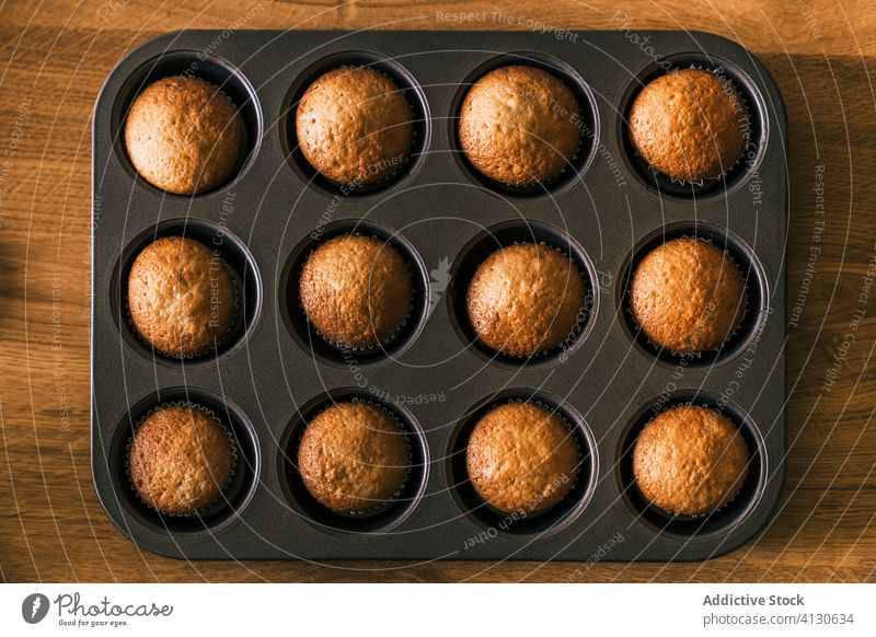 Tablett mit gebackenen Muffins lecker Konditor Koch Muffin-Gehäuse Senior Küche geschmackvoll Tisch Muffin-Tablett Dessert selbstgemacht Bäckerei Produkt Papier