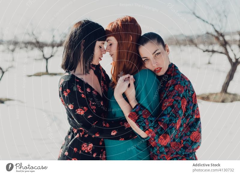 Sinnliche Freundinnen umarmen sich im verschneiten Park Frauen sinnlich Model Winter Stil Partnerschaft Umarmen lesbisch Angebot Liebe Zuneigung Natur Schnee