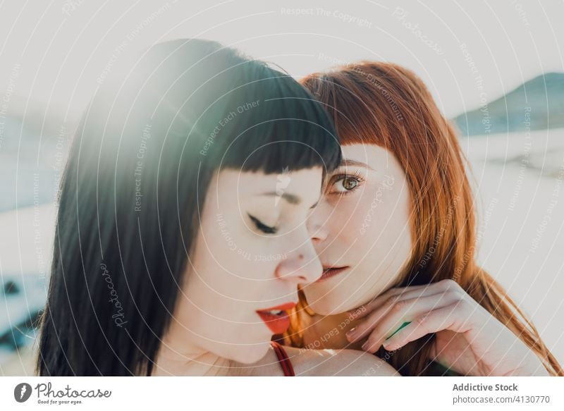 Ein Paar junger Frauen umarmt sich im Sonnenschein Zusammensein Umarmen Angebot sinnlich charmant Freundin Liebe Zuneigung Partnerschaft lesbisch lgbt