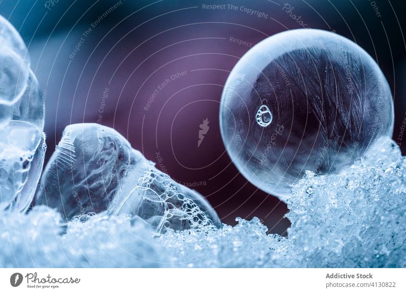 Abstrakter Hintergrund mit eingefrorenen Blasen Schaumblase Eis abstrakt kalt durchsichtig Seife Frost Formular Kugel zerbrechlich frieren kreisen frisch