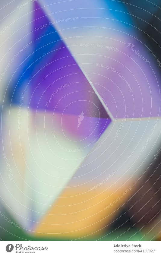 Kristallwürfel mit farbenfroher Gradientenreflexion Würfel Reflexion & Spiegelung abstrakt Klotz Eckstoß Geometrie Steigung holographisch Kristalle Saum