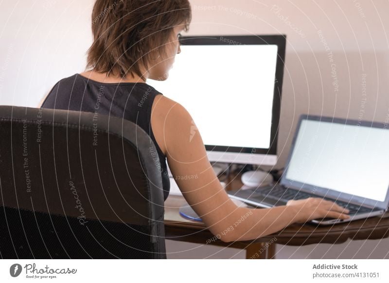 Freiberuflerin arbeitet am Laptop im Home Office freiberuflich Tippen Schreibtisch beschäftigt Computer Frau heimwärts Konzentration Unternehmer Arbeit Projekt