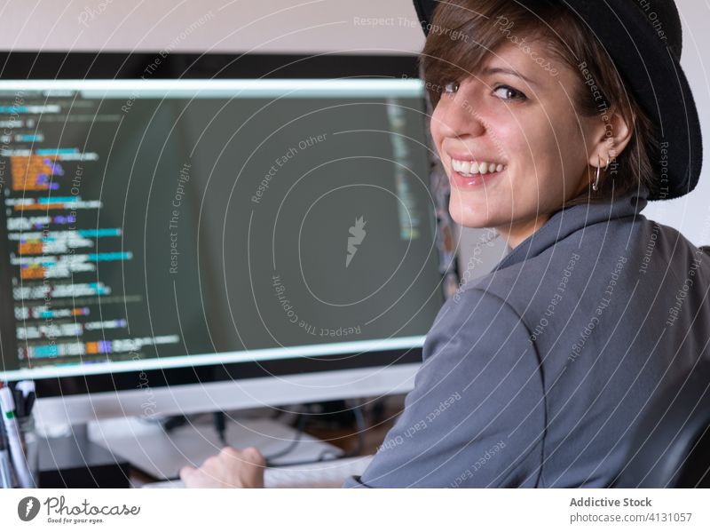 Frau programmiert zu Hause mit ihrem Computer Laptop Technologie Mädchen Technik & Technologie Person Internet Notebook Mitteilung lässig Business Erwachsener