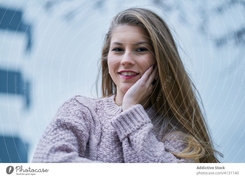 Positive junge Studentin mit wallendem Haar im Park Frau Lächeln Individualität Art positiv Stimmung Persönlichkeit Porträt Glück Spaziergang Pflege verträumt