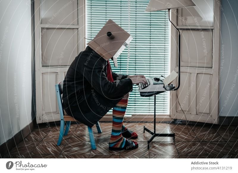 Anonymer männlicher Schriftsteller tippt auf einer altmodischen Schreibmaschine Karton Kasten Mann retro Tippen lustig Autor Etage altehrwürdig Antiquität