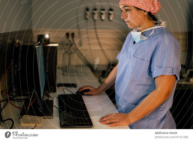 Arzt benutzt Computer im Labor Frau benutzend Arbeit Krankenhaus modern dunkel untersuchen Daten medizinisch Praktiker Job Kompetenz Medizin Klinik