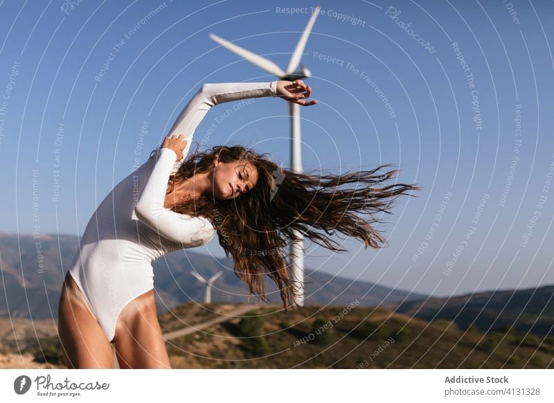 Flexible junge Frau tanzt allein in der Natur mit Windmühlen Tanzen Harmonie Ökologie Umwelt sinnlich Angebot Sommer nachhaltig Energie alternativ Kraft Body