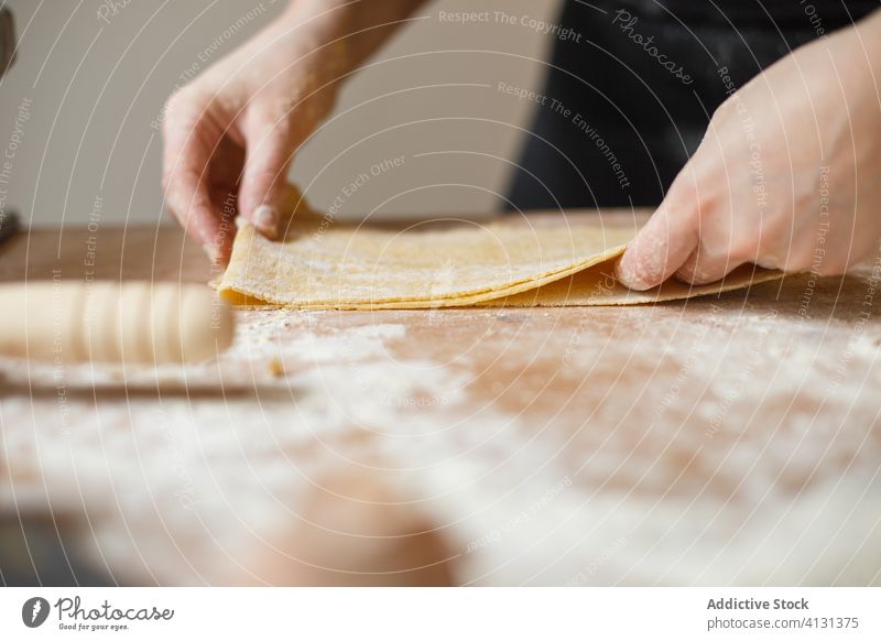 Erntehelfer bei der Zubereitung von Teigwaren mit elastischem Teig Spätzle Pferch Ebene Koch rollen Mehl vorbereiten Küche Bestandteil Person Prozess Tisch