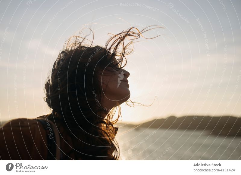 Junge Frau an der Uferböschung in der Nähe des Meeres MEER Stauanlage Brise genießen Kai sonnig Meereslandschaft jung lässig stehen Windstille ruhig