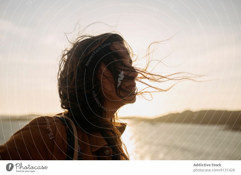 Junge Frau an der Uferböschung in der Nähe des Meeres MEER Stauanlage Brise genießen Kai sonnig Meereslandschaft jung lässig stehen Windstille ruhig