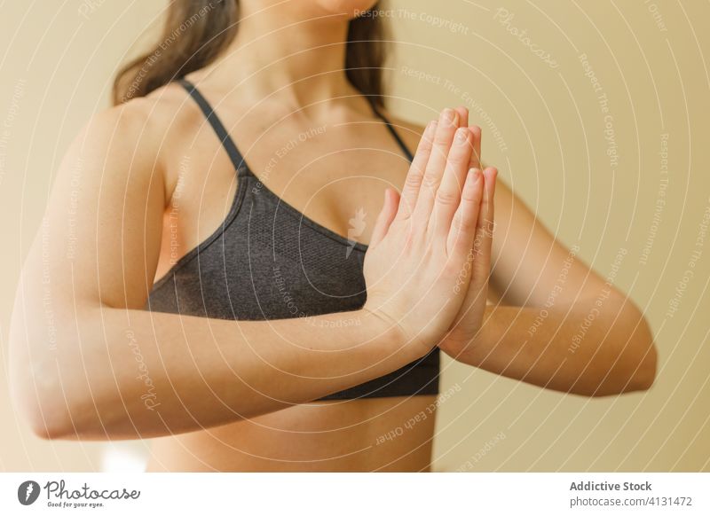 Ruhige Frau meditiert in Lotus-Pose meditieren Yoga Namaste padmasana Achtsamkeit ruhig Fokus heimwärts Konzentration Übung Unterlage Training Gelassenheit