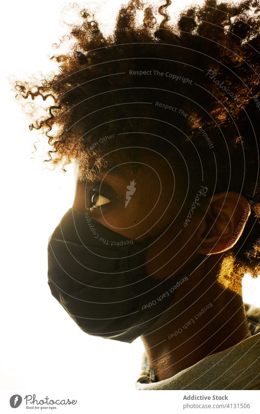 Schwarze Frau mit handgemachter Schutzmaske Mundschutz Coronavirus behüten COVID Afroamerikaner Sicherheit Gesundheitswesen schwarz Bund 19 COVID19 Pandemie