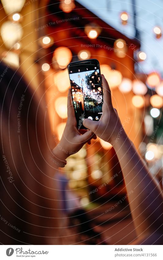Crop-Reisende Frau, die eine beleuchtete Straße fotografiert fotografieren Reisender leuchten exotisch glühen Smartphone Abend Urlaub Tourist benutzend Vietnam