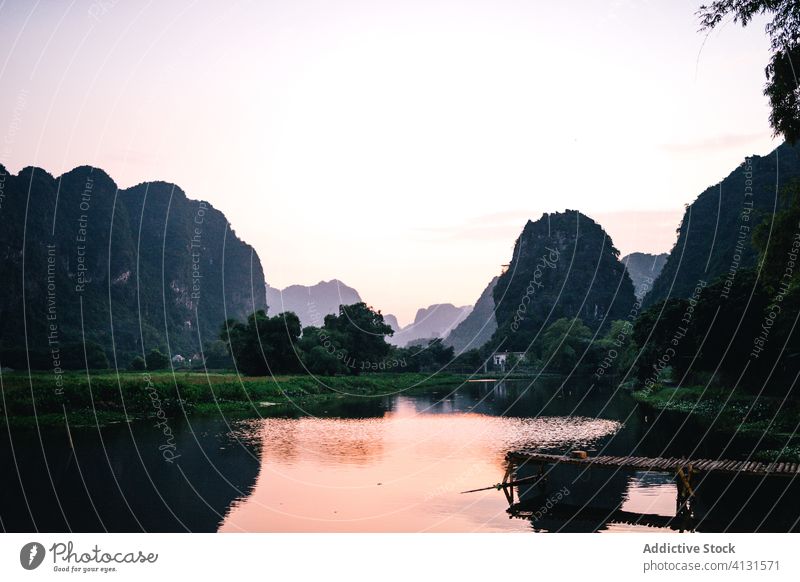 Herrliche Szenerie des Sees bei Sonnenuntergang Berge u. Gebirge Landschaft Pier prunkvoll Rippeln majestätisch Felsen Vietnam Asien hölzern Kai friedlich