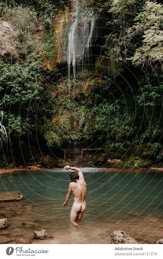 Mann badet im Wasserfallbecken Wald Pool nackt Bad aktualisieren klein tropisch Pflanze strömen Dschungel männlich reisen Tourismus Natur Umwelt frisch Erholung