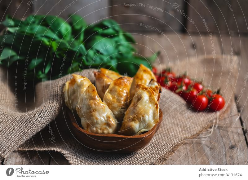 Köstliche Wendepasteten mit Tomaten und Kräutern Gebäck Pasteten Umsatz selbstgemacht Lebensmittel gebacken besetzen Spinat Tradition Spanisch appetitlich
