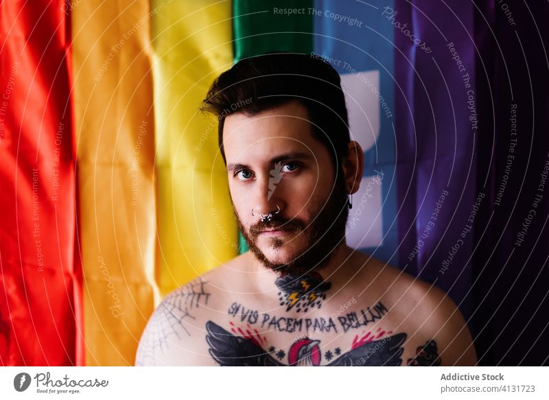 Junger kaukasischer Junge halbnackt und tätowiert Frieden lgbt Stolz Regenbogen Fahne Tattoo Gemeinschaft rechts Vielfalt Gleichstellung stolz menschlich