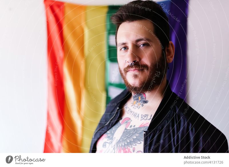 junger weißer Junge mit Bart Frieden lgbt Stolz Regenbogen Fahne Tattoo Gemeinschaft rechts Vielfalt Gleichstellung stolz menschlich abstützen bunt Respekt