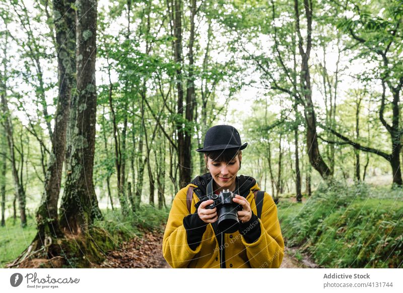Stilvolle Fotografin im Wald Wälder fotografieren Frau trendy Weg Natur grün kreativ Asturien Spanien Fotografie Fotoapparat Urlaub Hobby Sommer Baum stehen