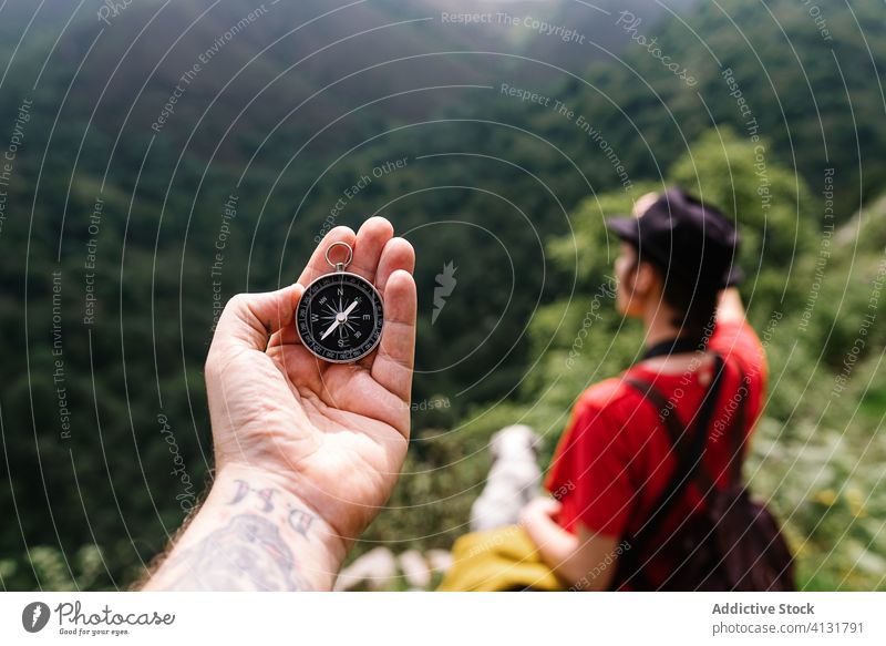 Anonymer Reisender mit Metallkompass Mann Kompass reisen Hand Tourist navigieren sich orientieren Urlaub Regie Örtlichkeit Sommer Fernweh erkunden Ausflugsziel